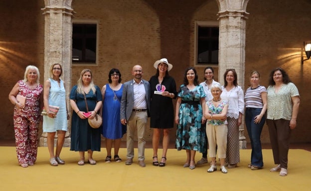 Alaquàs inaugura el Paseo Violeta y premia a Mabel Lozano y Rozalén por la igualdad