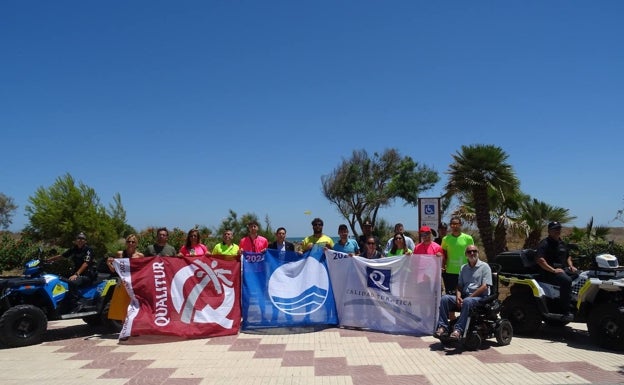 Canet d'en Berenguer muestra la excelencia de sus playas con el izado de las banderas de calidad