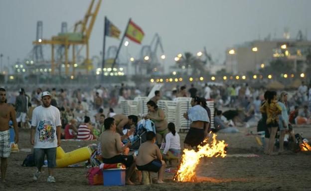 Así serán las fiestas de San Juan en Valencia este año: playas donde hay hogueras, horario y normativa