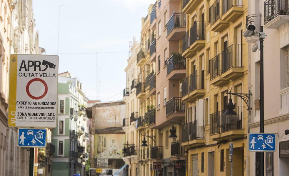 Las cámaras de Ciutat Vella cazan a ocho mil conductores reincidentes