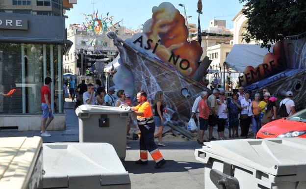 Más de 70 operarios y 50 máquinas se ocupan de la recogida de residuos de racós y barracas en estas Hogueras