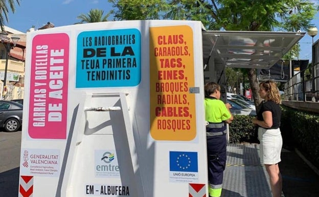 El ecoparque móvil recicla en Paterna casi 9.000 unidades de residuos