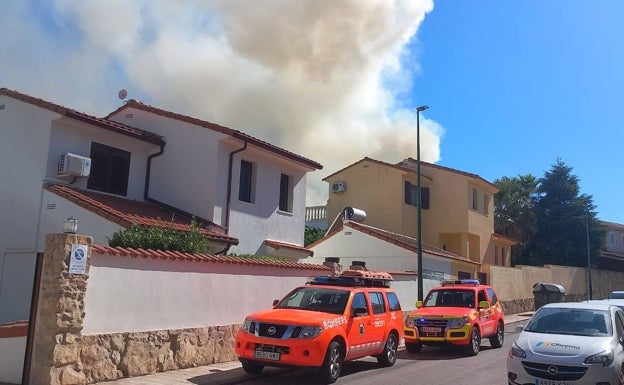 Un incendio forestal obliga a evacuar a vecinos en Riba-roja de Túria