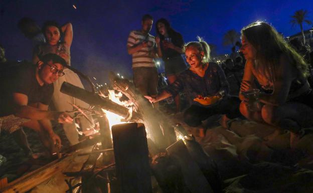 Los valencianos se lanzan a las playas para celebrar la Noche de San Juan