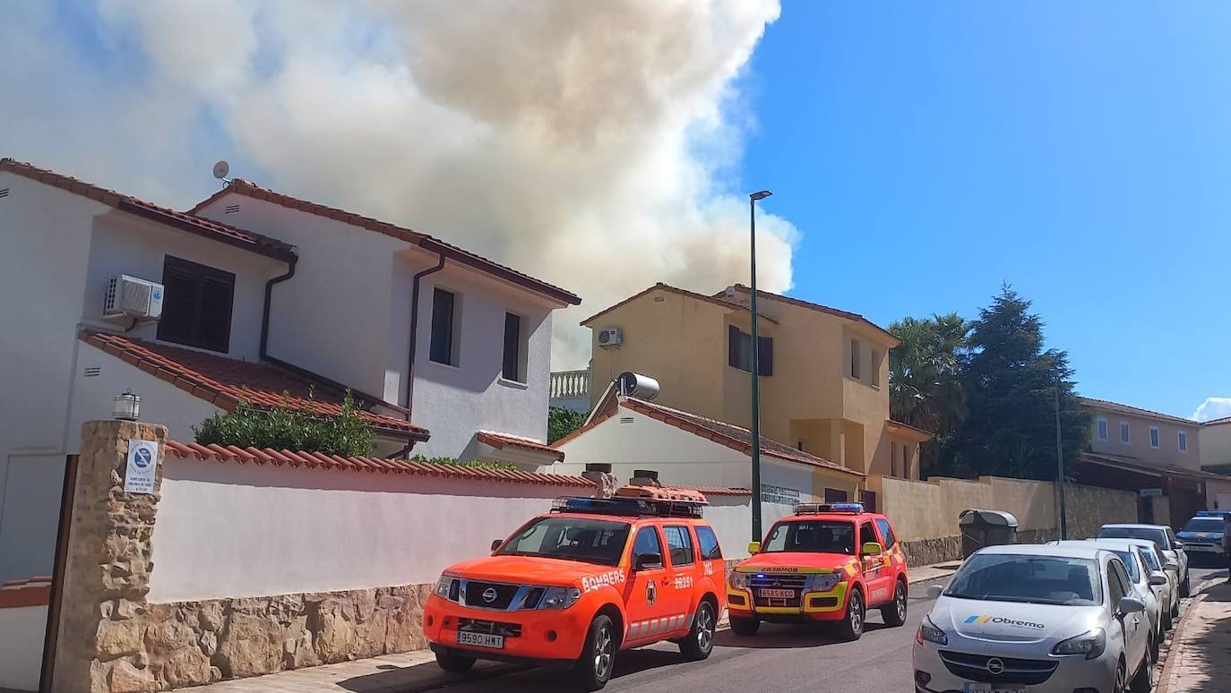 Un incendio forestal obliga a evacuar a vecinos en Riba-roja de Túria