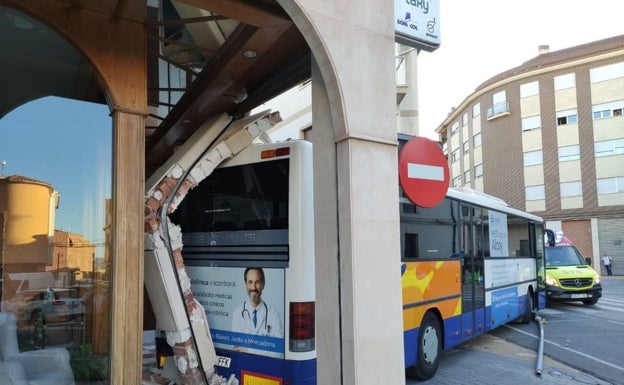 Fallece un conductor de autobús en Muro tras ser arrollado por su propio vehículo