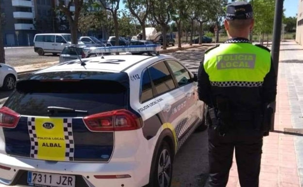 La Policía Local de Albal recupera la cartera robada con gran valor sentimental de una octogenaria