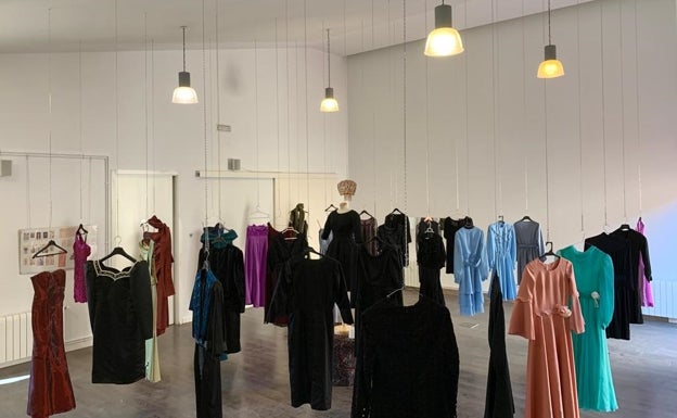 Fontanars reúne 41 vestidos que muestran la evolución de la moda femenina en sus fiestas de la Inmaculada