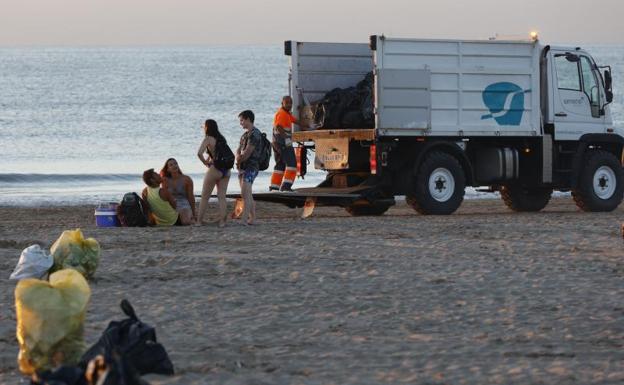 De un inmenso basurero a disfrutar del baño en las playas de Valencia