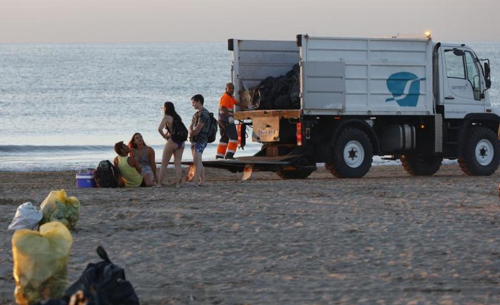 De un inmenso basurero a disfrutar del baño en las playas de Valencia