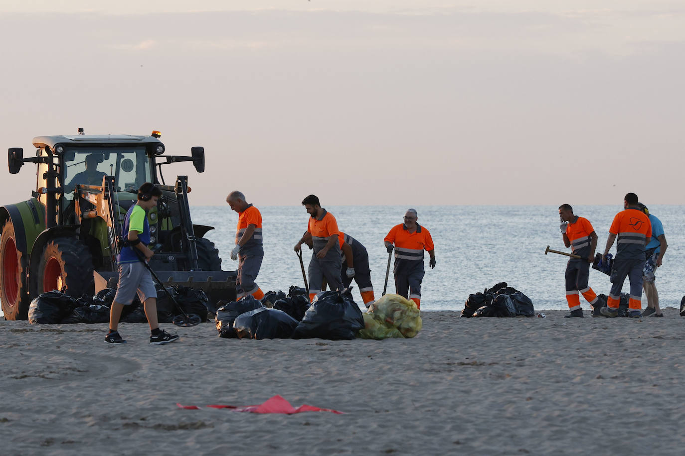 La basura y las cenizas en San Juan caen en picado pese a la gran afluencia a las playas de Valencia
