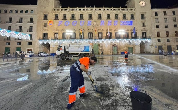 Alicante recupera la normalidad tras la cremà con la recogida de 532 toneladas de residuos