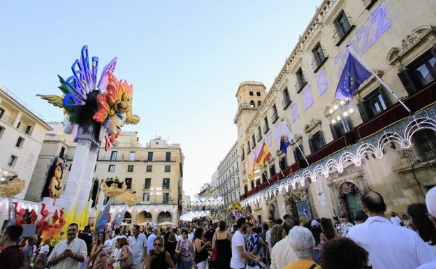 Castillos de fuegos artificiales en Alicante: horario del disparo en la playa del Cocó