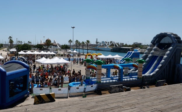 La fiesta del agua refresca y conciencia en la Marina de Valencia