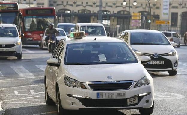 Mazón exige «eliminar trabas» al sector del taxi de la Comunitat