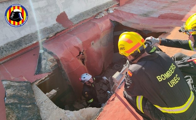 El techo de una vivienda se hunde en Aldaia