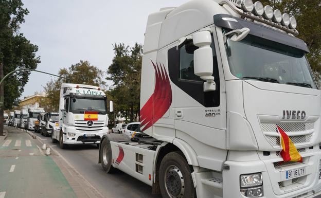 Por qué los camioneros han aplazado la huelga de transporte: la llamada que recibieron del Gobierno