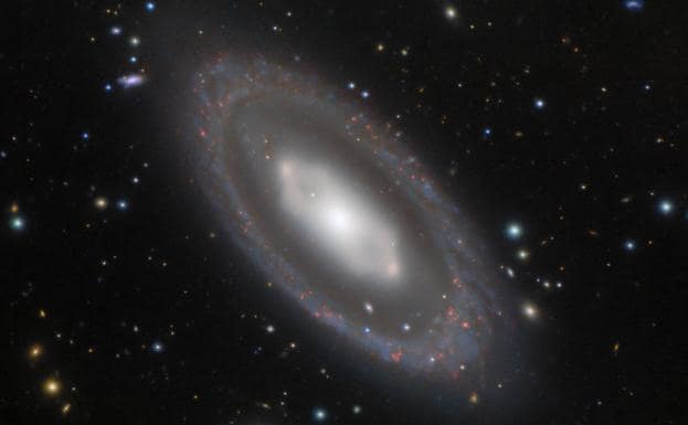 El misterio geométrico de la galaxia NGC 7020