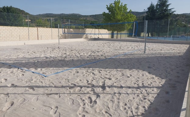 Habilitan una pista de arena en Ibi para practicar deportes de playa