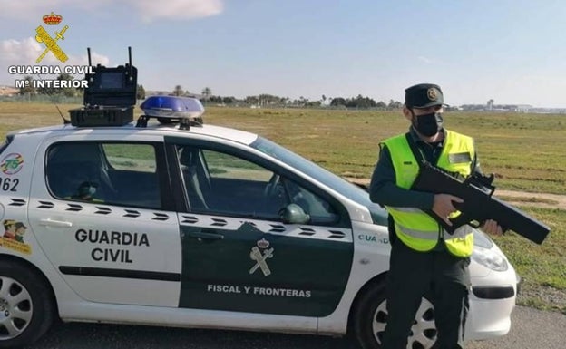 Denunciado por sobrevolar un dron en el espacio aéreo del aeropuerto de Alicante