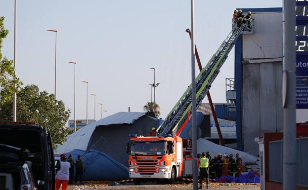 Muere un trabajador por el derrumbe de un depósito en una fábrica de la Pobla de Farnals