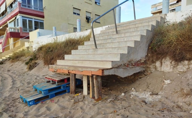 Vecinos de Tavernes apuntalan sus casas de la playa ante la negativa de Costas de permitir obras