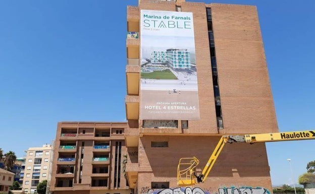 Luz verde a la licencia de obras para acabar el aparthotel de la playa de La Pobla de Farnals tras décadas paradas