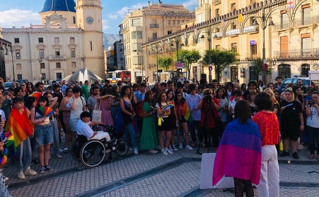 Ambiente festivo para celebrar el Día del Orgullo en Alcoi