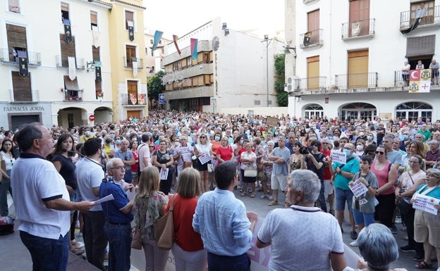 Ontinyent volverá a tomar las calles si Sanidad mantiene el cierre de la planta de Medicina Interna del hospital