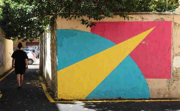 ¿Quién ha pintado este diseño tricolor en varias calles de Valencia?