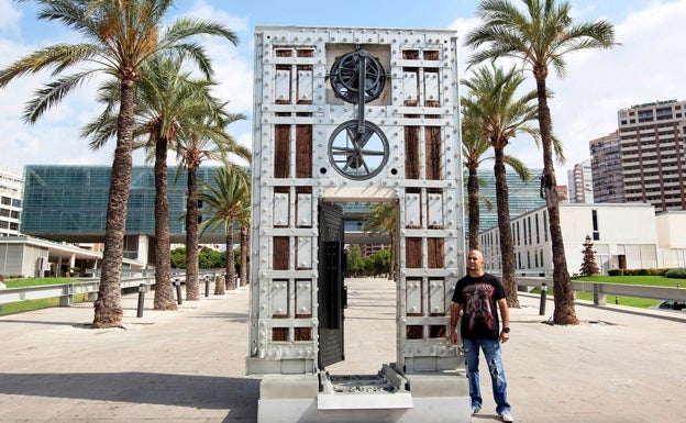 Víktor Ferrando da una segunda vida al tren de La Marina con su escultura 'Latidos de la Metrópolis'