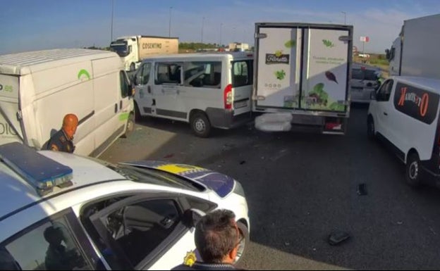 Roba un camión en Valencia, lo estrella en el by-pass y provoca un atasco kilométrico