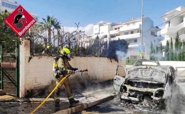 Susto en una urbanización de Altea por el incendio de un coche