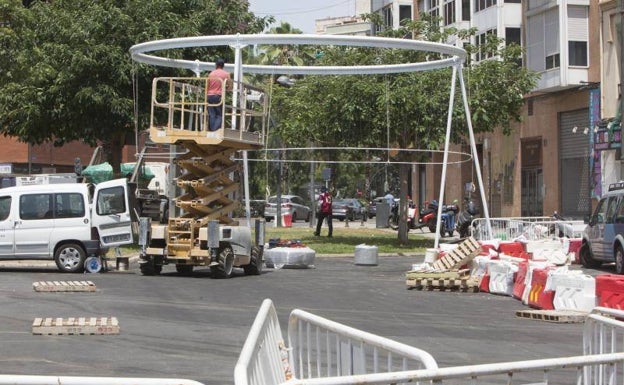 Instalan una nueva pérgola en Pérez Galdós para crear una plaza con mesas de picnic