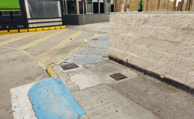 ﻿Calles degradadas en la zona de ocio y restaurantes de la playa de Tavernes