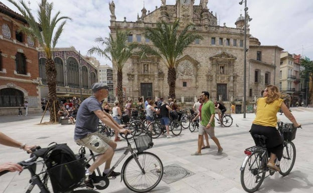 Avalancha de bicis junto a la Lonja