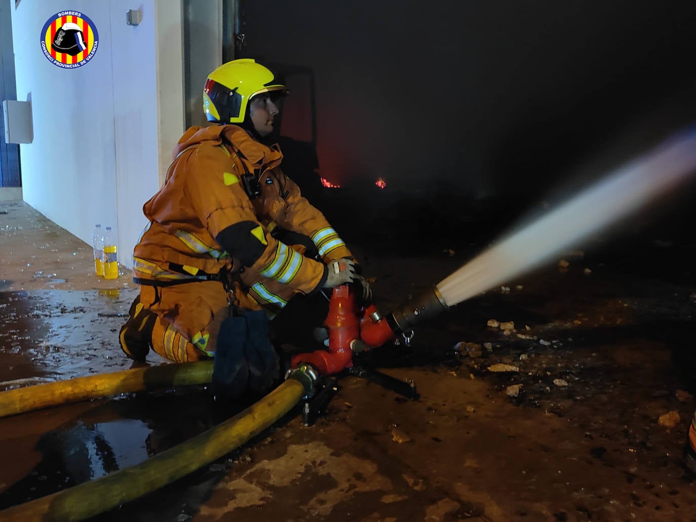 Un incendio destruye una fábrica de lámparas en Bétera