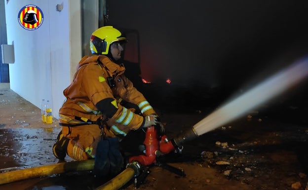 Un incendio destruye una fábrica de lámparas en Bétera