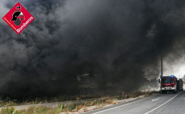 Sofocan un incendio en una nave de neumáticos abandonada en Elche que afecta parcialmente a un chalet