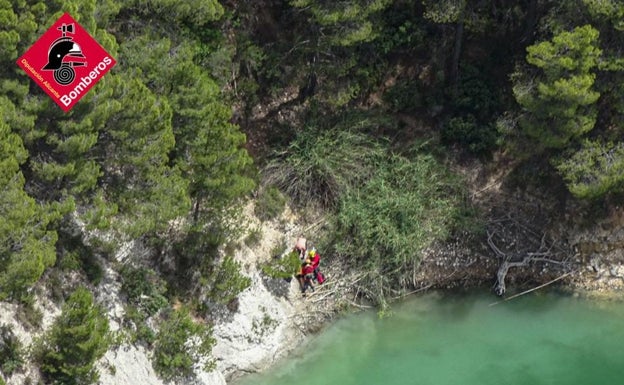 Rescatada una mujer tras sufrir un síncope y perder el conocimiento en el embalse de Guadalest