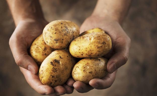 El truco para evitar que las patatas se pongan negras al pelarlas