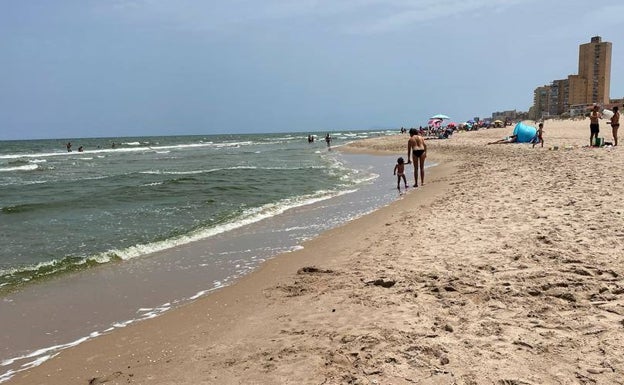 Los comerciantes y hosteleros de El Perellonet quieren soluciones para frenar el agua verde de la playa