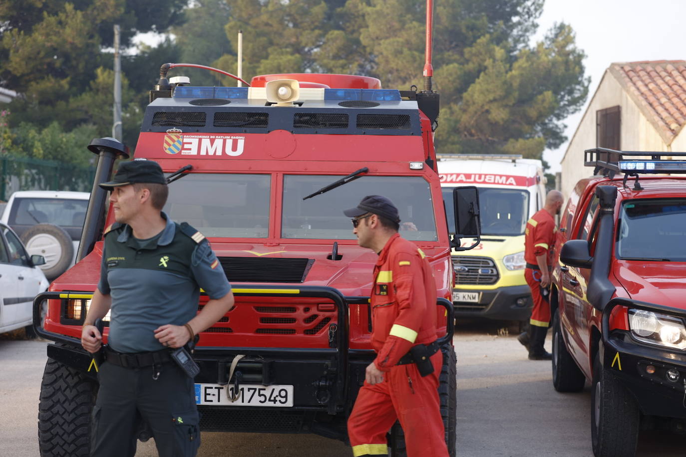 Los bomberos luchan contra el fuego en el incendio de Venta del Moro