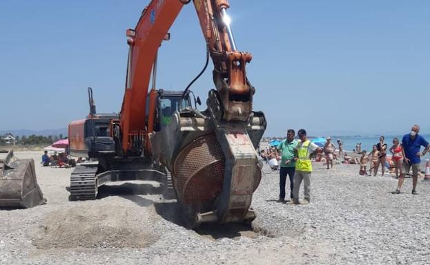 Costas inicia en pleno mes de julio la retirada de grava de la playa de Canet d'en Berenguer