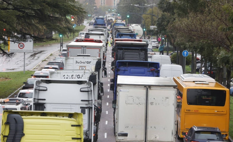 Los transportistas valencianos alertan de cierres de empresas por el alza del combustible, que ya supone el 40% de sus costes