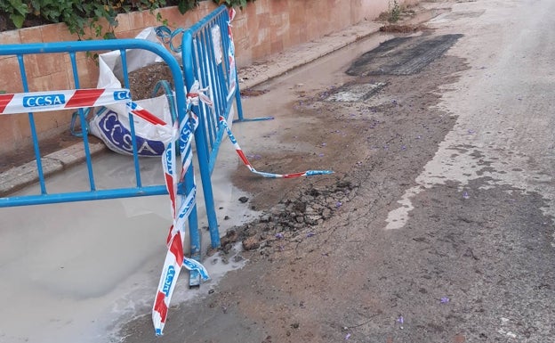 Vecinos de una urbanización de Manises denuncian fugas de agua en sus calles