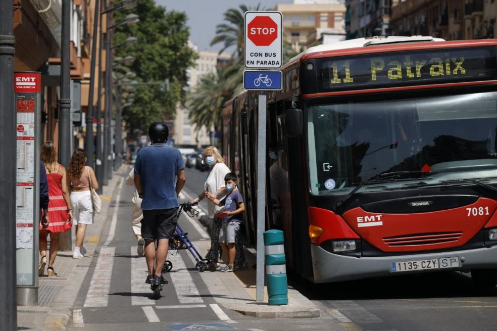 La peligrosa aventura de subir al bus en Valencia