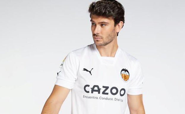 Se filtran nuevas imágenes de la primera equipación del Valencia para la temporada 22/23