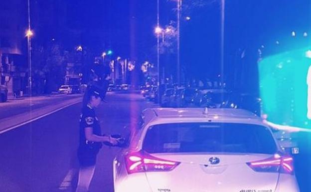 Denunciado un hombre por conducir desnudo y ebrio mientras una mujer le practicaba una felación