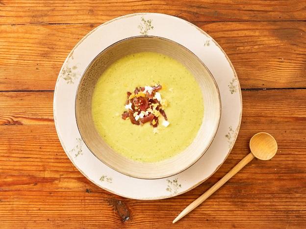 Gazpacho verde con 'toppings' de mojama y huevo, un plato sano y veraniego